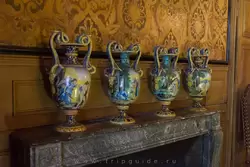 Приёмная — вазы из итальянской майолики в Фонтенбло