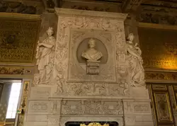 Камин в Зале караула, в центре — бюст Генриха IV в Фонтенбло