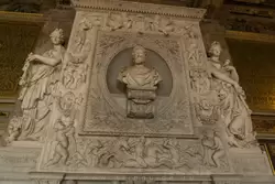 Камин в Зале караула, в центре — бюст Генриха IV в Фонтенбло