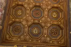 Потолок в Бальном зале украшен вензелем Генриха II и эмблемой — серпом
