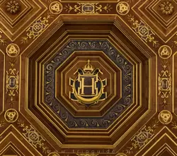 Потолок в Бальном зале украшен вензелем Генриха II и эмблемой — серпом