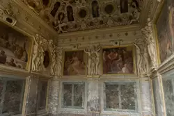 Лестница короля (1748-1749) украшена фресками про истории любви Александра Македонского 