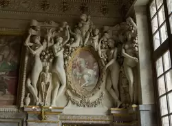 Скульптурная композиция на Лестнице короля (бывшая спальня герцогини д Этамп)