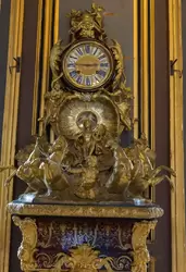 Стенные часы с инкрустацией украшены позолоченной колесницей Аполлона (привезены из Шантийи)