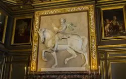 Барельеф «Генрих IV на коне» скульптор Матьё Жаке — дворец Фонтенбло