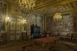 Салон Франциска I украшают гобелены на темы Охота Максимилиана — напоминание о королевской охоте в Фонтенбло