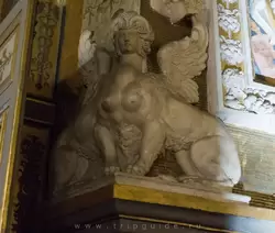 Кентавры украшают камин в Салоне Франциска I в дворце Фонтенбло