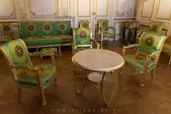 Столик на выгнутых ножках работы Жакоб-Демальтера и кресла из мастерской Братьев Жакоб
