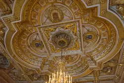 Отделка потолка в Спальне короля датируется 17 веком — Фонтенбло
