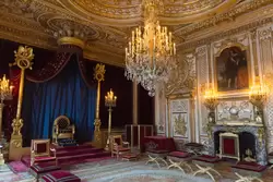 Спальня переделана в Тронный зал Наполеоном I, стремясь подчеркнуть преемственность власти