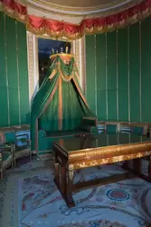 Малая спальня — кабинет-библиотека с железной кроватью для отдыха — дворец Фонтенбло