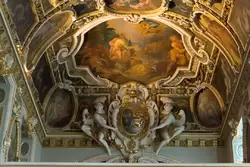 Убранство под потолком часовни Троицы с гербом Франции и фамильным гербом Медичи
