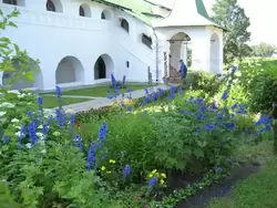 Цветник в Суздальском кремле
