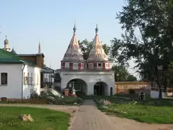 Красные ворота Ризоположенского монастыря в Суздале