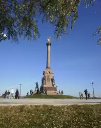 Памятник 1000-летию Ярославля на Стрелке