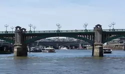 Мосты на Темзе, на переднем плане — мост Southwark