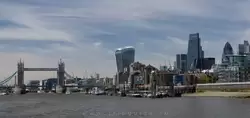 Пейзаж с Тауэрским мостом и небоскребами Лондонского Сити