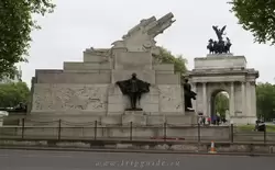 Памятник артиллеристам, павшим на фронтах Первой мировой войны, и Арка Веллингтона