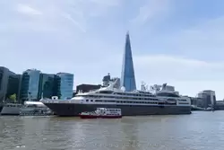 Круизный лайнер «L'Austral» («Южный») и небоскреб «Осколок» («The Shard») в Лондоне