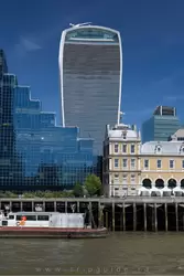 Небоскреб «The Walkie-Talkie» на заднем плане, здание компании «Northern & Shell» и бедное суденышко на переднем плане