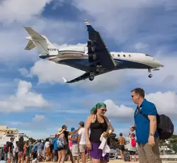 Самолет Bombardier Challenger 300 авиакомпании Flexjet на пляже Махо