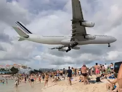 Airbus A340-300 авиакомпании AirFrance над пляжем Махо в Синт-Мартине