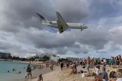 Самолет Fokker 70 авиакомпании InselAir на Синт Мартине