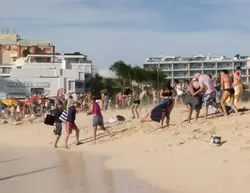 Людей на пляже сдувает во время разгона самолета по взлетной полосе