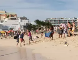 Людей на пляже сдувает во время разгона самолета по взлетной полосе