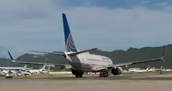 Самолет Boeing 737-700 авиакомпании United, бортовой номер N27722 на острове Синт Мартин