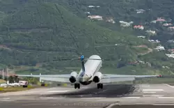 Посадка самолета в аэропорту Принцессы Джулианы на острове Сен-Мартен