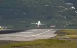 Взлет самолета Embraer Legacy 600 в аэропорту SXM
