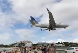 Самолет Boeing 737-724 авиакомпании United над пляжем Синт-Мартена