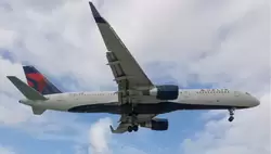 Самолет Boeing 757-232 авиакомпании Delta, бортовой номер N696DL