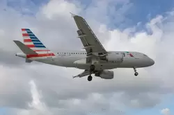 Самолет Airbus A319-112 авиакомпании American Airlines, бортовой номер N708UW