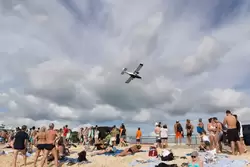 Винтовой самолет над пляжем Махо