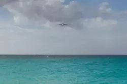 Глиссада самолета проходит над морем в аэропорту SXM