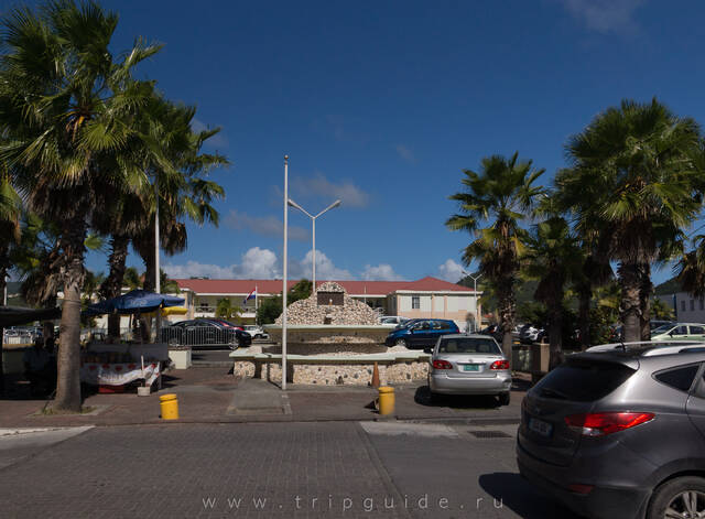Clem Labega Square — площадь перед зданием администрации Синт-Мартина названа в честь одного из основателей демократической партии Синт-Мартена
