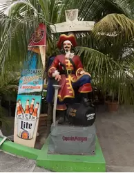 Капитан Морган у Buccaneer beach bar (Пляжного бара Пират)