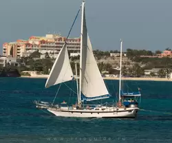 Яхта Random Wind используется для проведения экскурсий