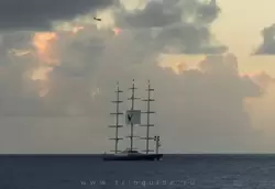 Парусная яхта «Maltese Falcon» («Мальтийский Сокол») с поднятым парусом