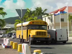 Школьный автобус на Синт-Мартене