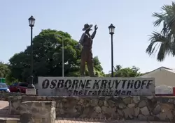 Памятник регулировщику Осборну Круитоффу (Osborne Kruythoff) на перекрестке Коул-Бей (Cole Bay)