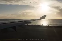 Провожающие и фотографирующие самолет на пляже Махо Бич