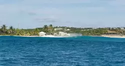 Волны выше домов в Карибском море