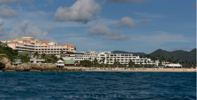 Отели Sonesta Maho Beach Resort (слева) и Royal Islander Club La Plage (справа) на Сент-Мартине