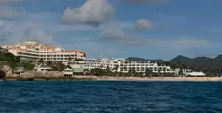 Отели Sonesta Maho Beach Resort (слева) и Royal Islander Club La Plage (справа) на Сент-Мартине