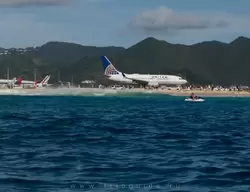 Самолет авиакомпании United выруливает на взлетную полосу аэропорта Принцессы Джулианы на Синт Маартене