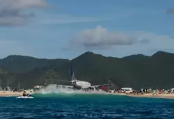 Самолет сдувает огромные волны на пляже Махо во время шторма в Карибском море