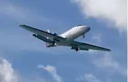 Частный самолет заходит на посадку в аэропорт SXM